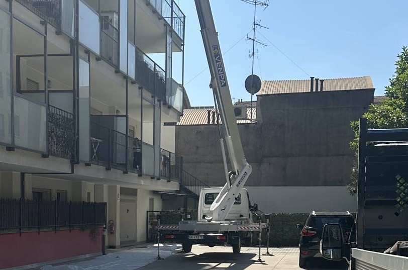 Piattaforma elevatrice per sgomberi con accesso in altezza